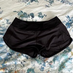 Lululemon 2.5” speed up shorts - size 6 - EUC